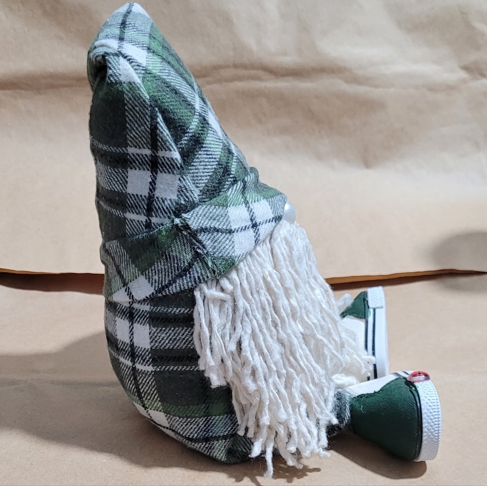 Adorable sitting Gnome - Picture 2 of 10